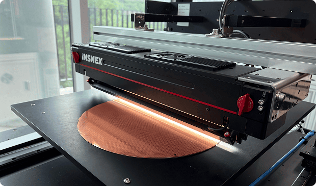Wafer 표면검사 스캔 장비가 웨이퍼를 검사하는 장면